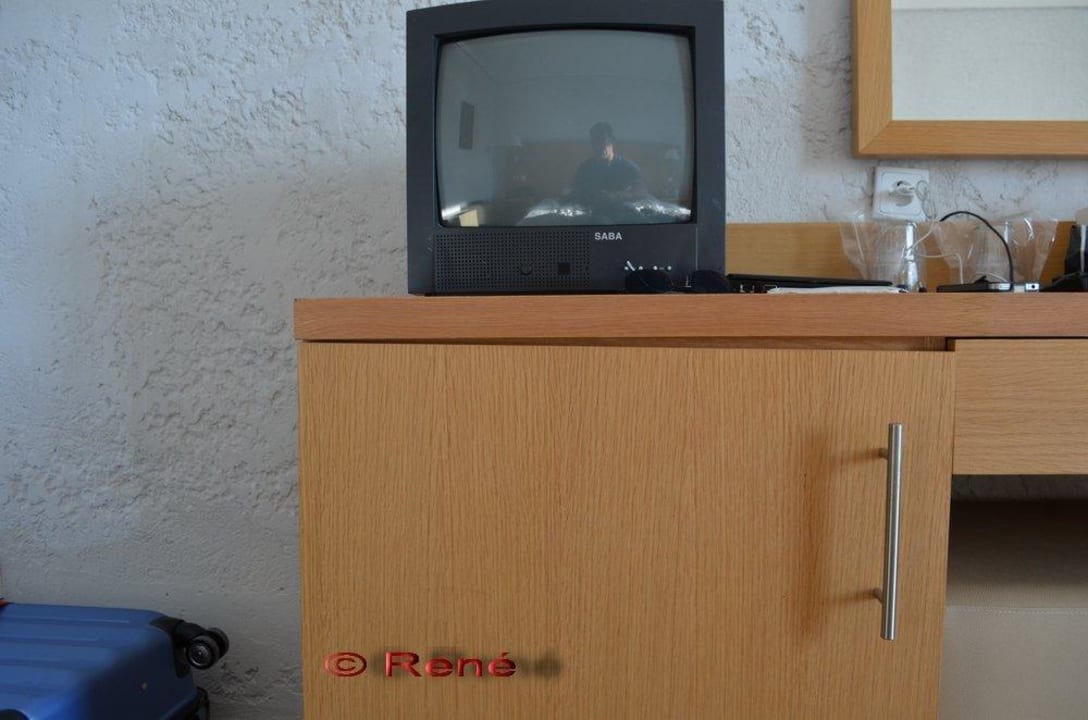 Fernseher,Tür zum Kühlschrank -  ist wirklich so schief alltoura Club Hotel Poseidon Palace