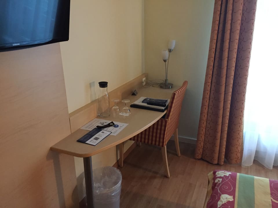 Pult Hotel Ambassador Luzern Garni