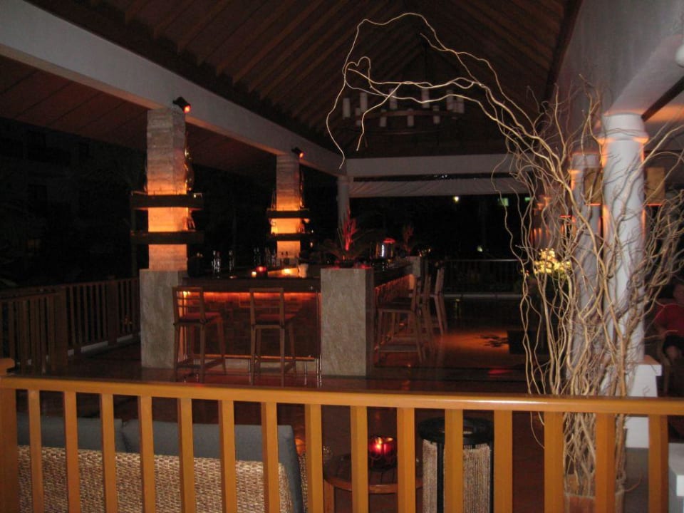 Hotelbar am Abend Hotel Naithonburi Beach Resort