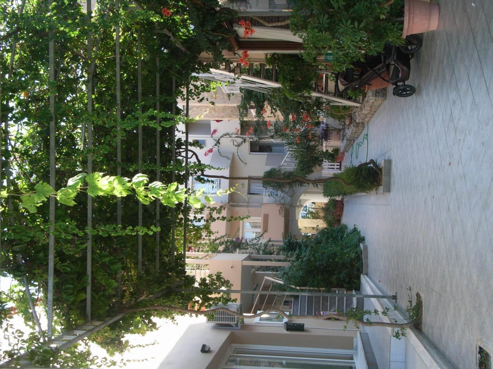 Zugang zu den Zimmern im Nebengebäude Corissia Beach Hotel