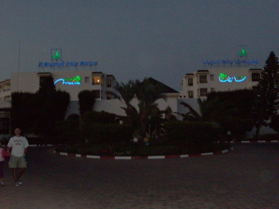 Hotelfront am Abend Hotel El Mouradi Palm Marina