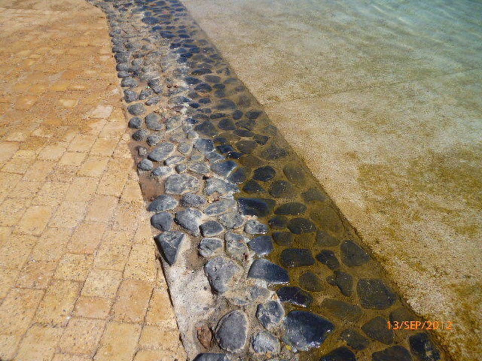 Lagune mit üblen Schaumränder/ Algen R2 Rio Calma Hotel & Spa & Conference