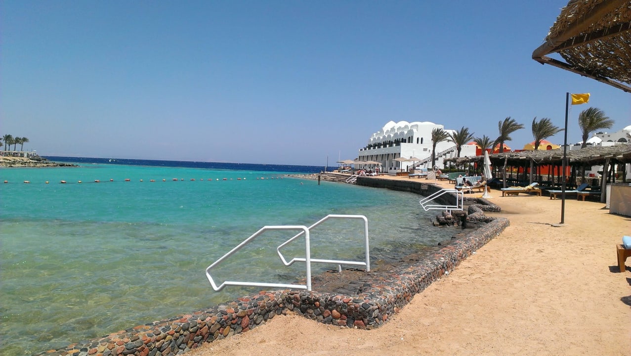 Hauptstrand mit Blick zum E-Block Arabella Azur Resort