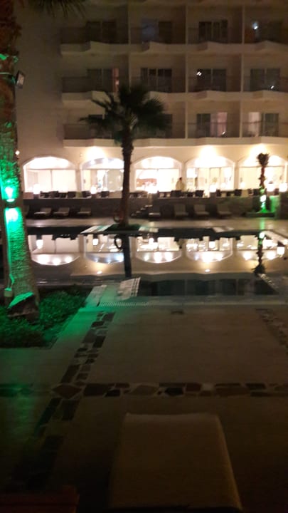 Abendstimmumg Blick auf Speisesaal und Pool Royal Star Beach Resort