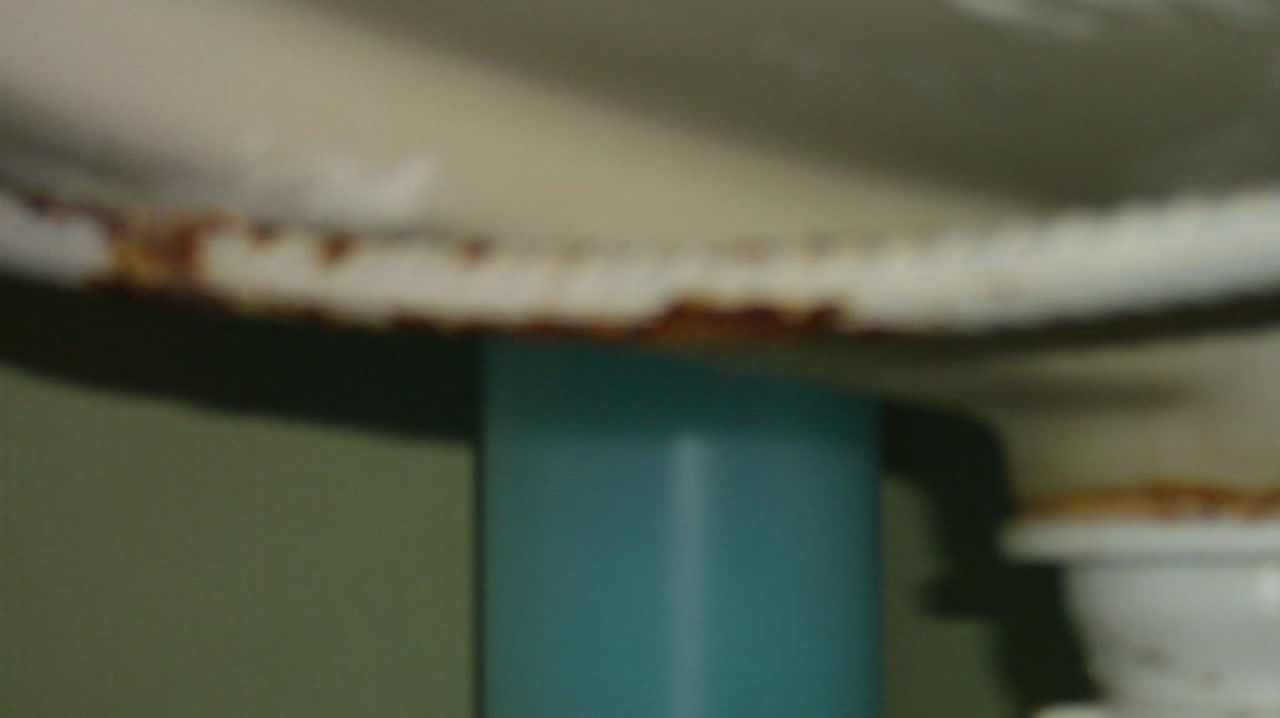 Bad unter dem Waschbecken Rost Hotel Orfeus Park