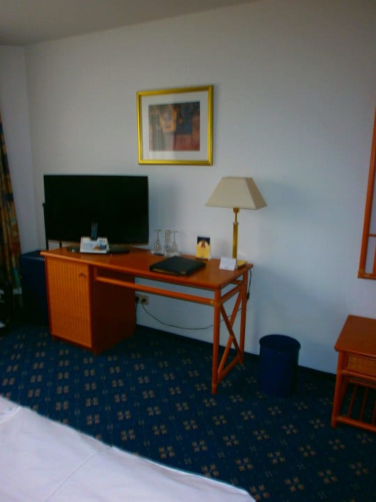 TV und Arbeitsbereich Victor's Residenz-Hotel München