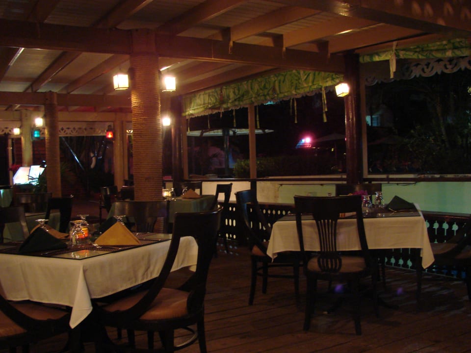 Restaurant Coconut Court Beach Hotel