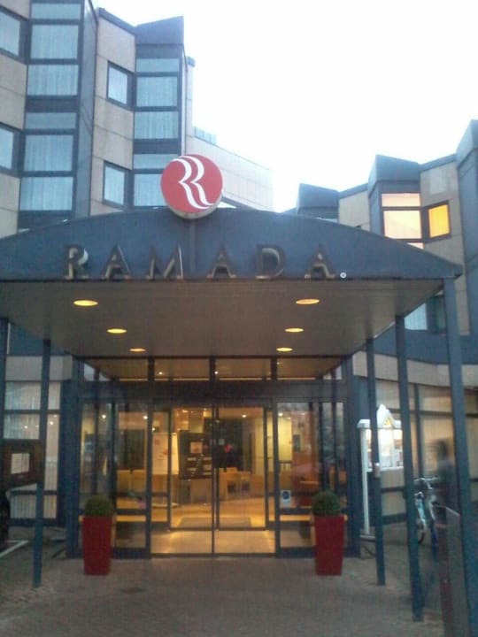 Vor dem Hotel H+ Hotel Köln Brühl