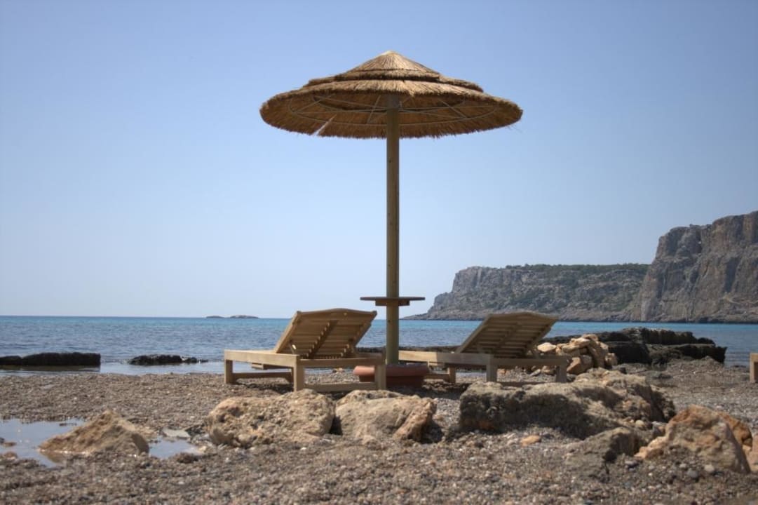 Sonnenschirm und Liegen am Hotelstrand Aquagrand Artistic Luxury Beach Resort - Adults only