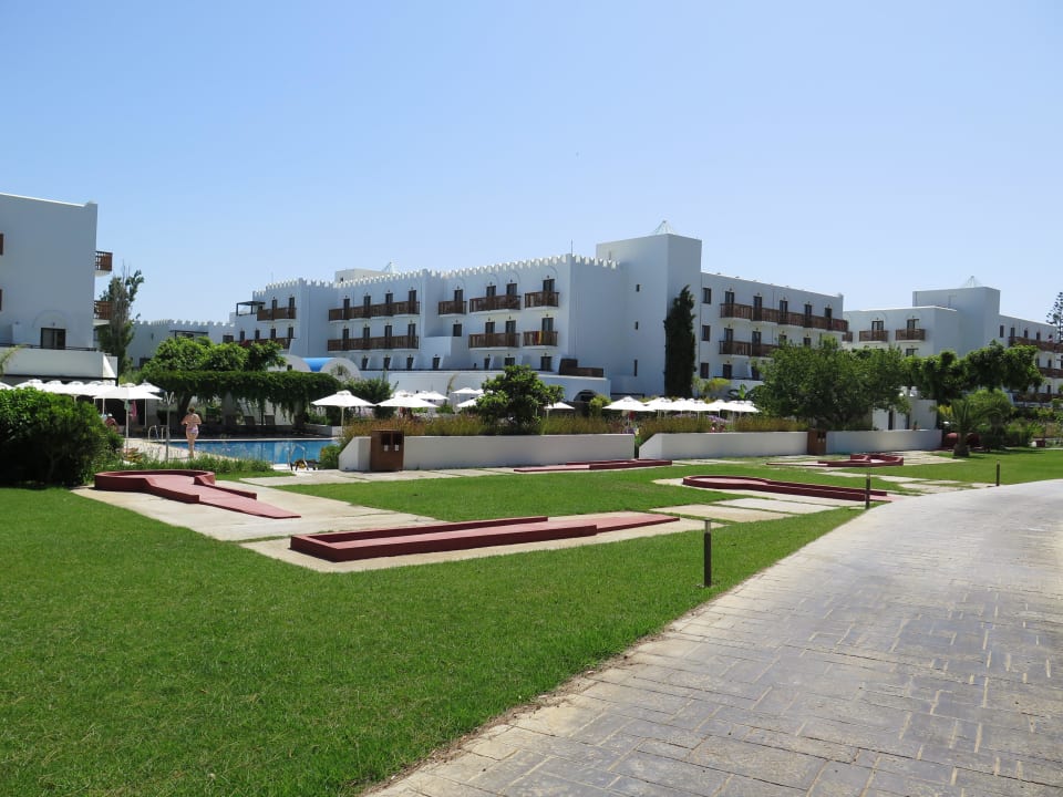 Aussenansicht von der Strassenseite aus TUI BLUE Oceanis Beach and Spa Resort