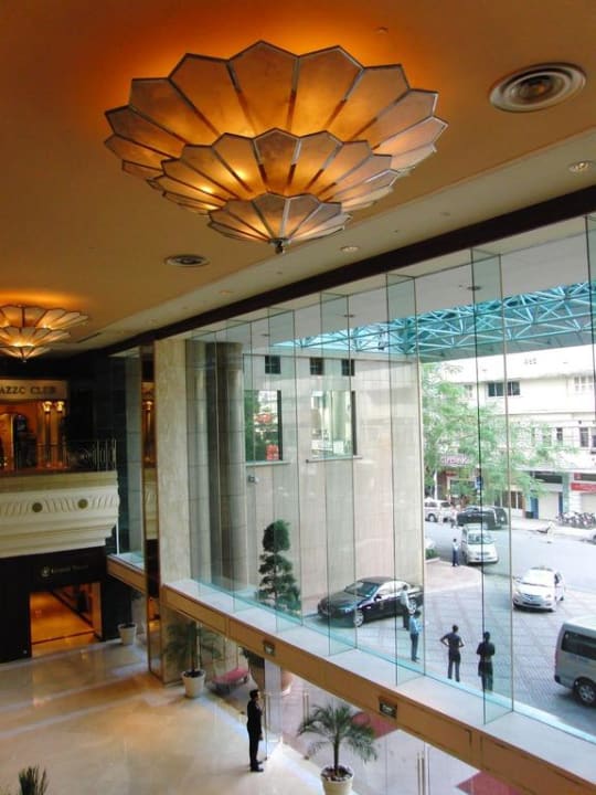 Der großzügige Eingangsbereich - innen Sheraton Saigon Grand Opera Hotel