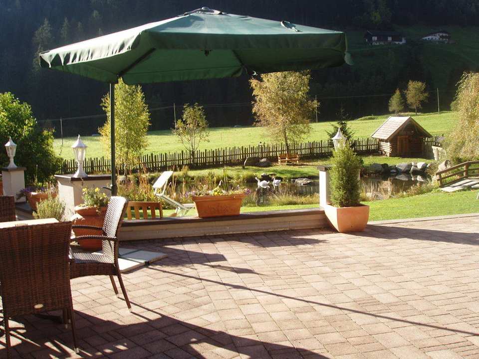 Blick von Terrasse auf den Teich Alphotel Tyrol