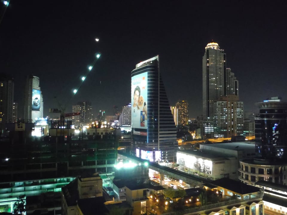 Ausblick am Abend Eastin Grand Hotel Sathorn