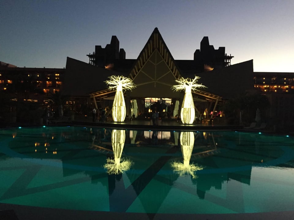 Ein weiterer Pool am Abend Lopesan Baobab Resort