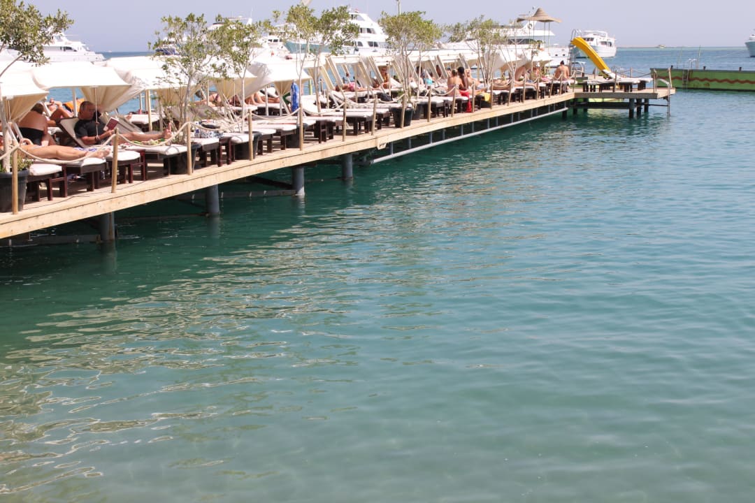 Pomost z leżakami Elysees Dream Beach Hotel