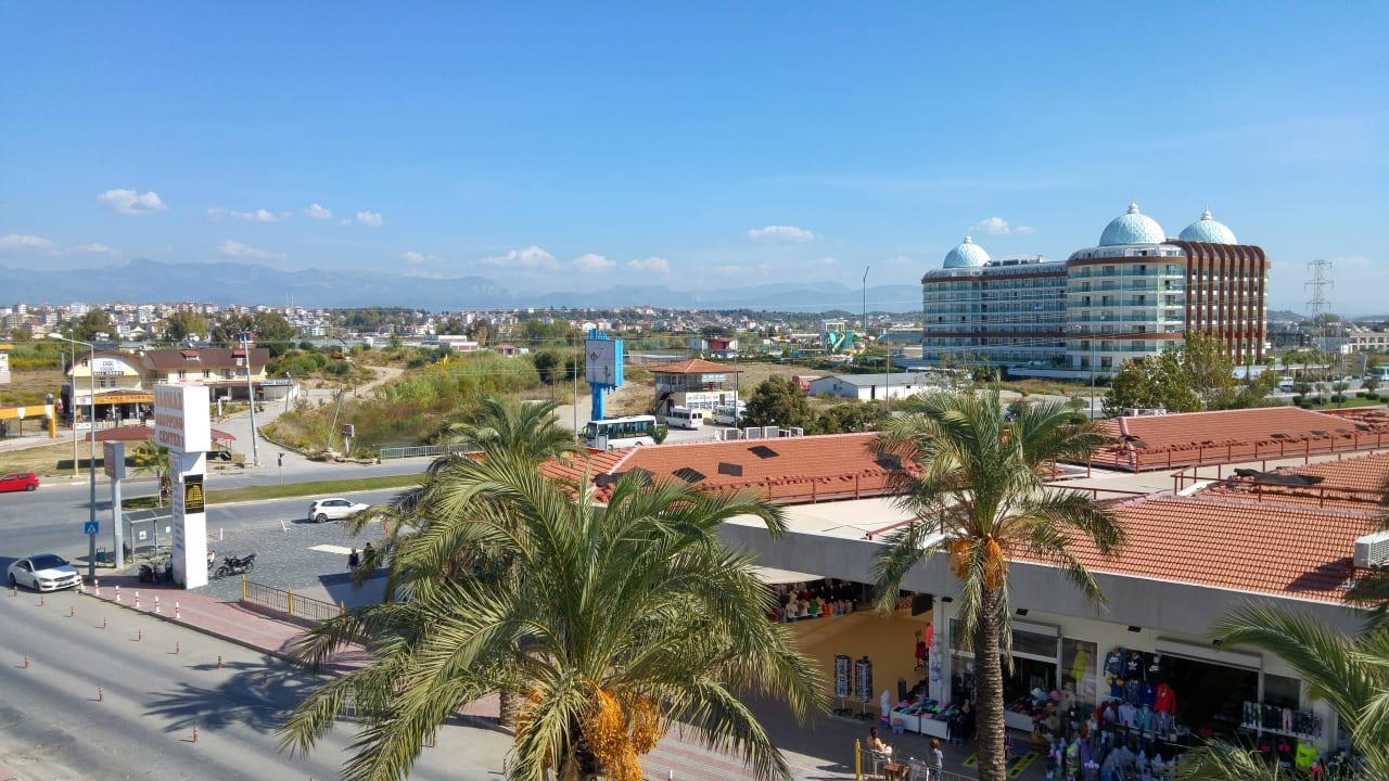 Zimmeraussicht zur Strassenseite  Palm World Side Resort & Spa