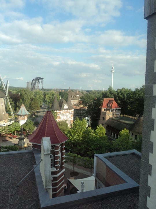 Ausblick vom Zimmer in den Heidepark Heide Park Abenteuerhotel