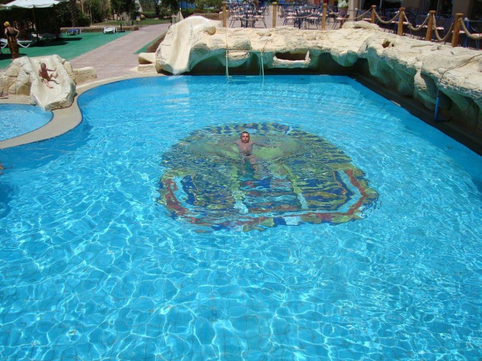 Basen w słońcu King Tut Resort