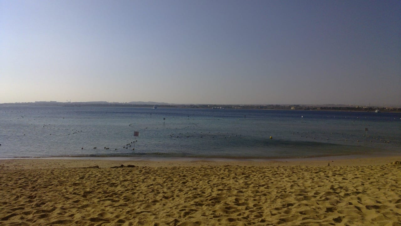 Feiner Sandstrand vor dem Sun-Wing Grand Makadi