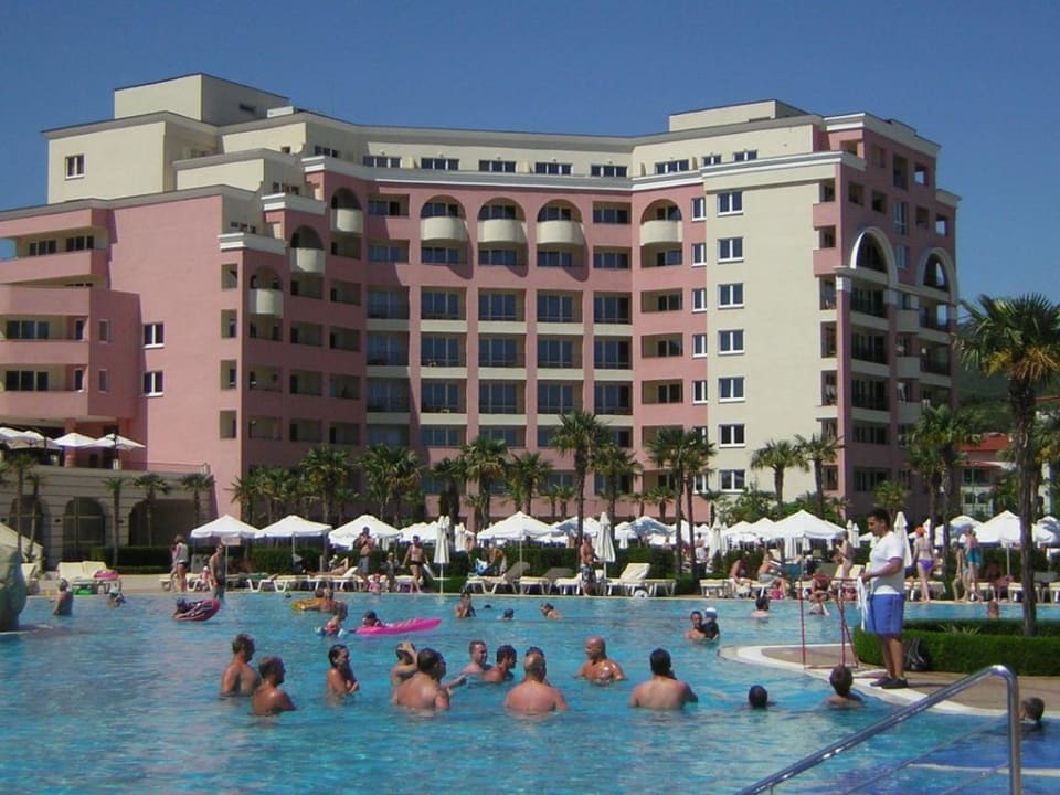Pool unterhalb des Hotels DIT Majestic Beach Resort