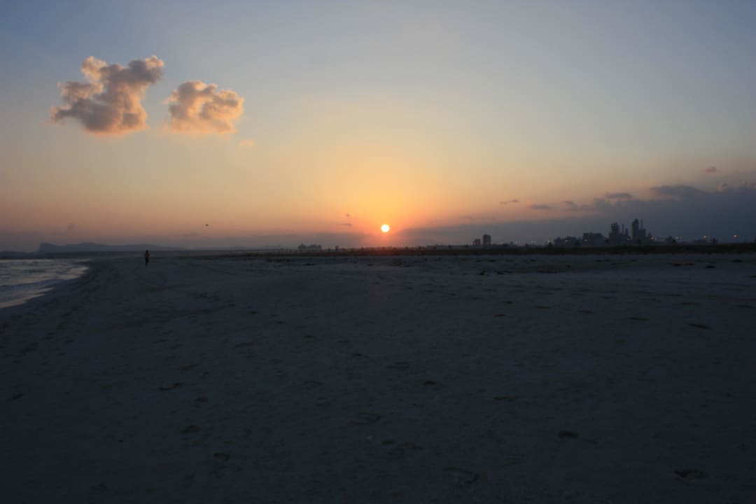 Sonnenuntergang hinter dem Betonwerk Hilton Salalah  Resort