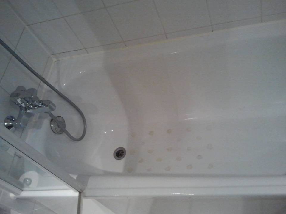 Reste von Klebepunkten auf dem Boden der Badewanne Golden Tulip Bielefeld City
