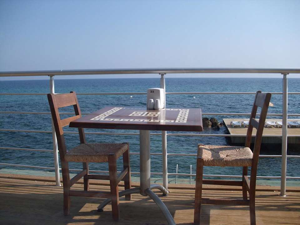 Ausblick vom Speisesaal auf das Meer Lapta Holiday Club