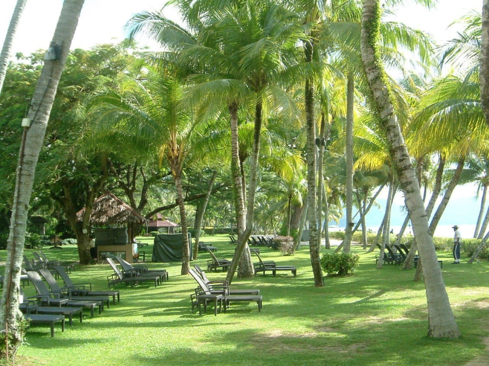 Liegen laden zum Ausruhen ein Hotel Shangri-La Rasa Sayang Resort