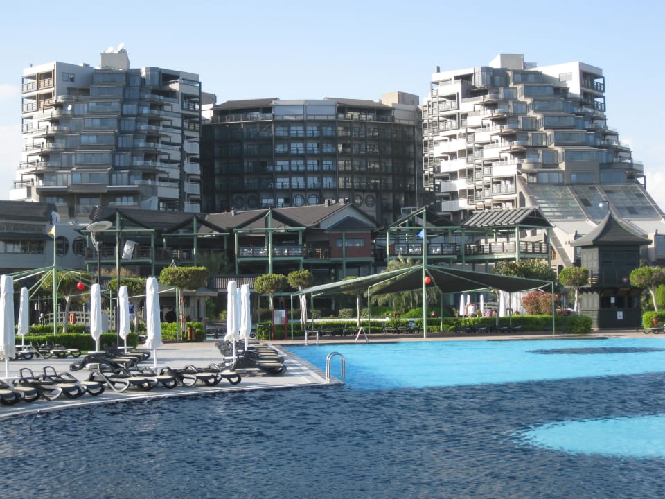 Hotel von "hinten" aus Sicht vom Strand Limak Lara Deluxe Hotel & Resort