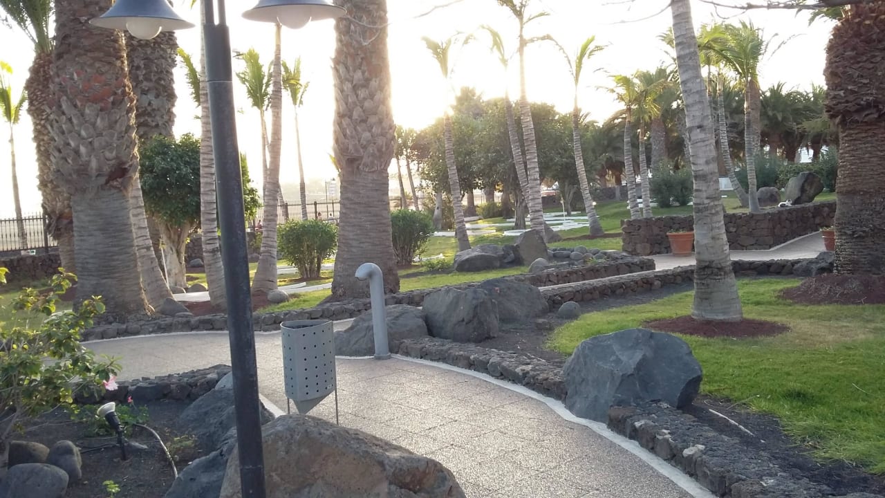 Poolbereich mit Blick zum Meer Hipotels La Geria