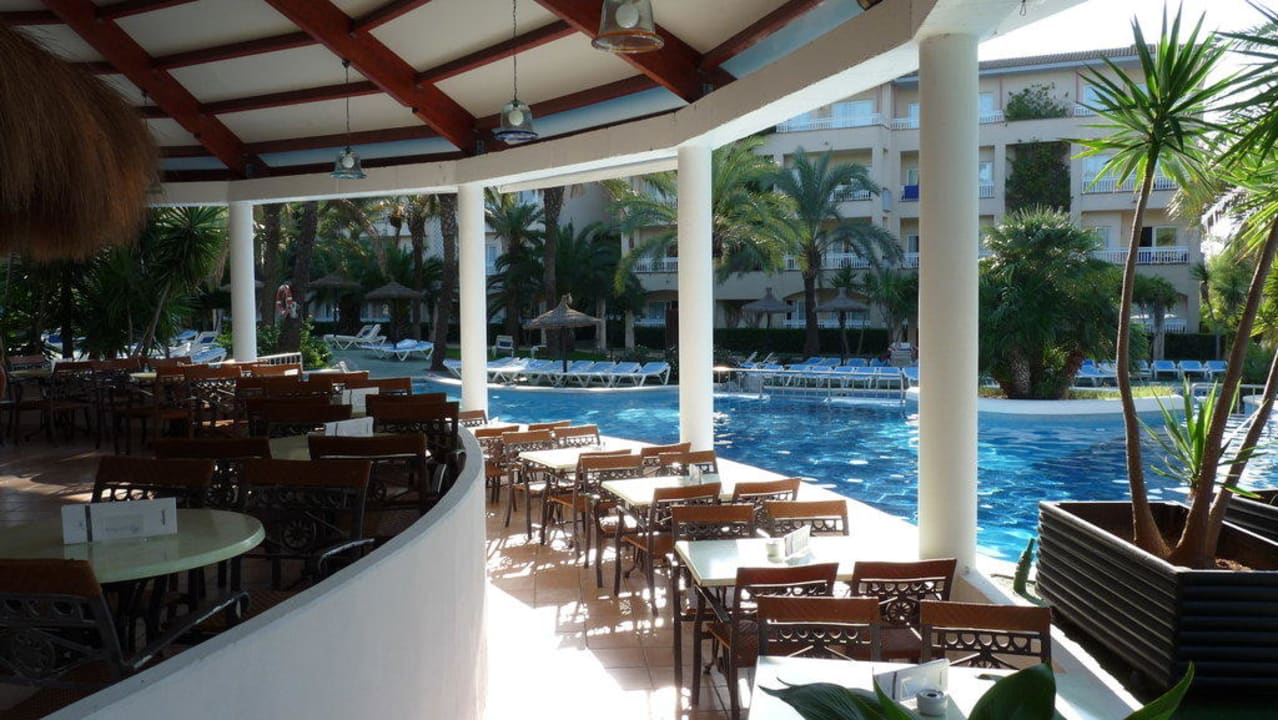 Blick von der Bar auf den Pool Prinsotel La Dorada