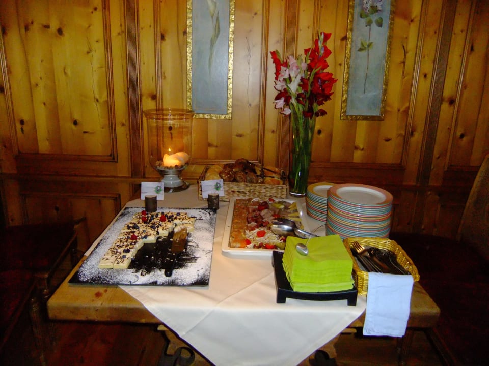 Kuchenbuffet minimal mit Brot und Wurst Waidringer Hof · 1. Tiroler Glückshotel
