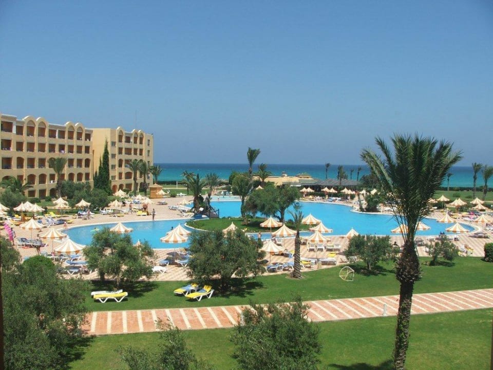 Widok na basen od strony recepcji Nour Palace Resort & Thalasso
