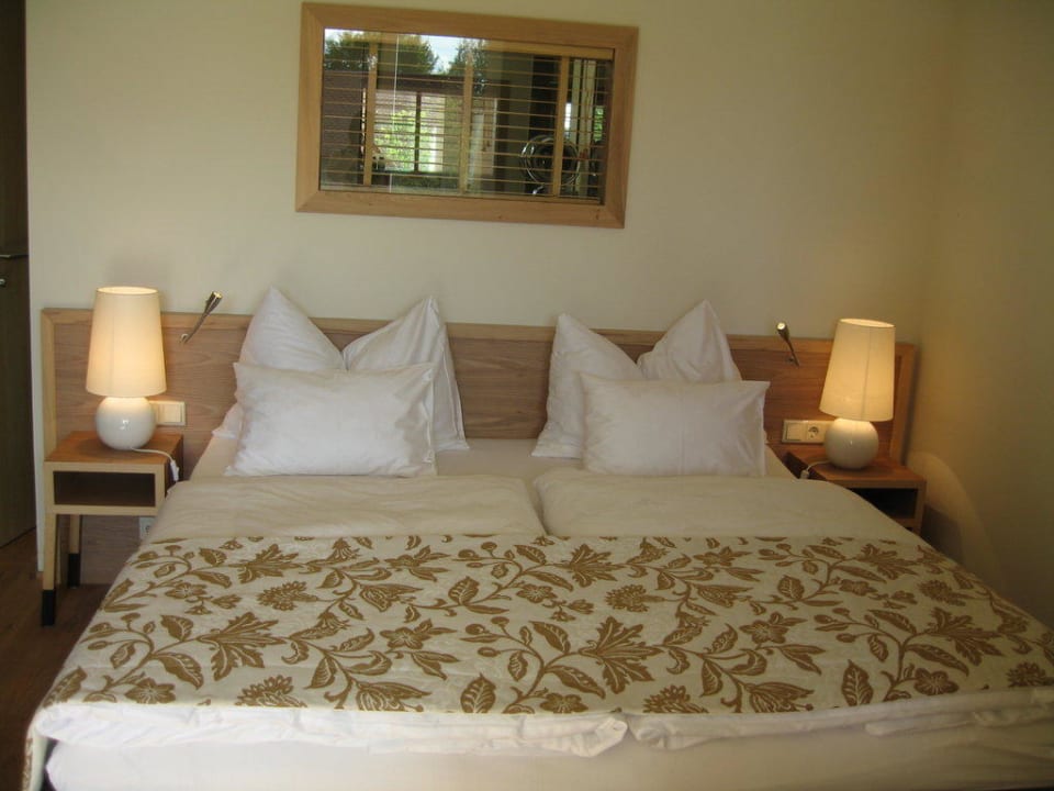Doppelbett mit Badfenster Romantik Spa Hotel Elixhauser Wirt