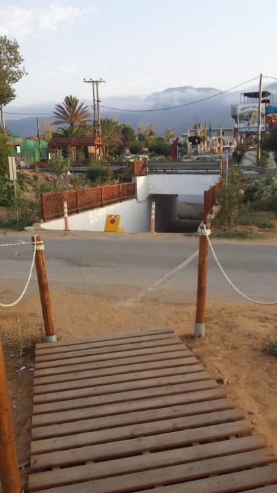 Unterführung zum Strand HARPIN Georgioupolis Resort Aquapark & SPA