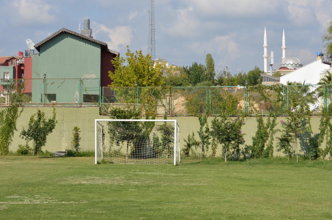 Fussballplatz hinter Ruhepool Hotel Gardenia Beach
