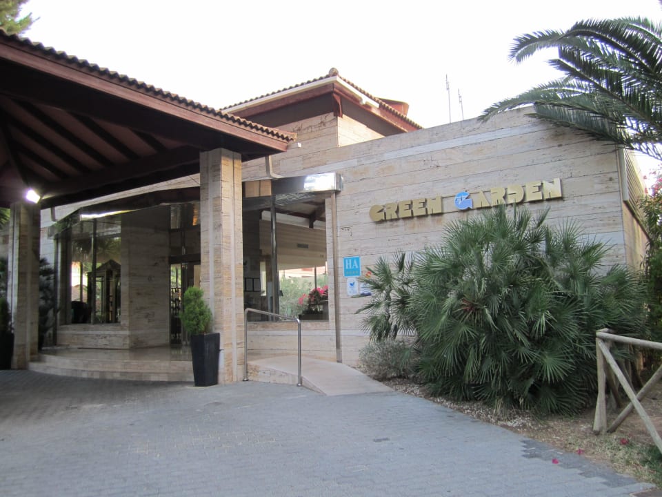 Hoteleingang Green Garden Aparthotel