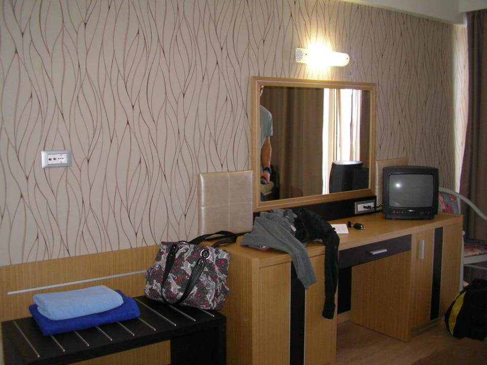 Fernseher, schöner großer Spiegel Pegasos Deluxe Beach Hotel