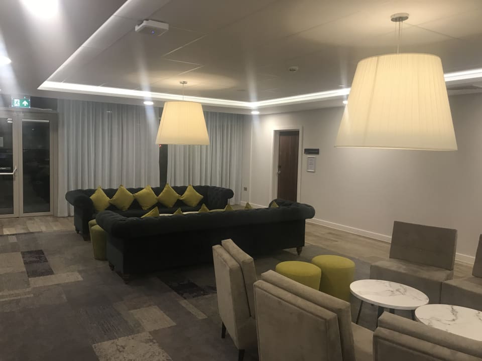 Lobby Hampton By Hilton London Stansted Airport