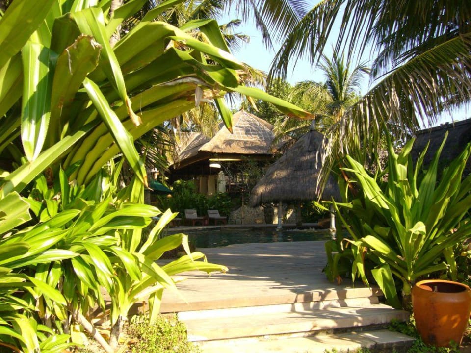 Weg zum Strand durch den Hotelgarten Novotel Bali Benoa Hotel