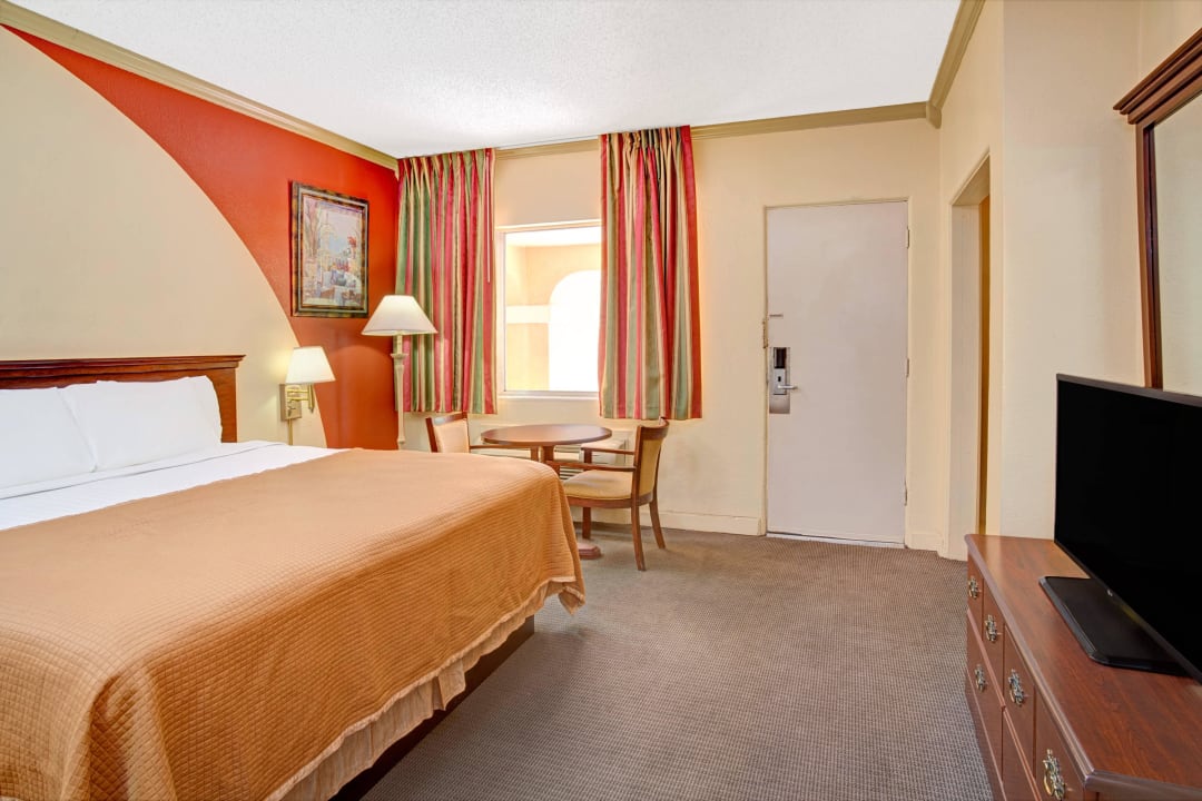 King size bed Howard Johnson Inn - Historic St. Augustine FL