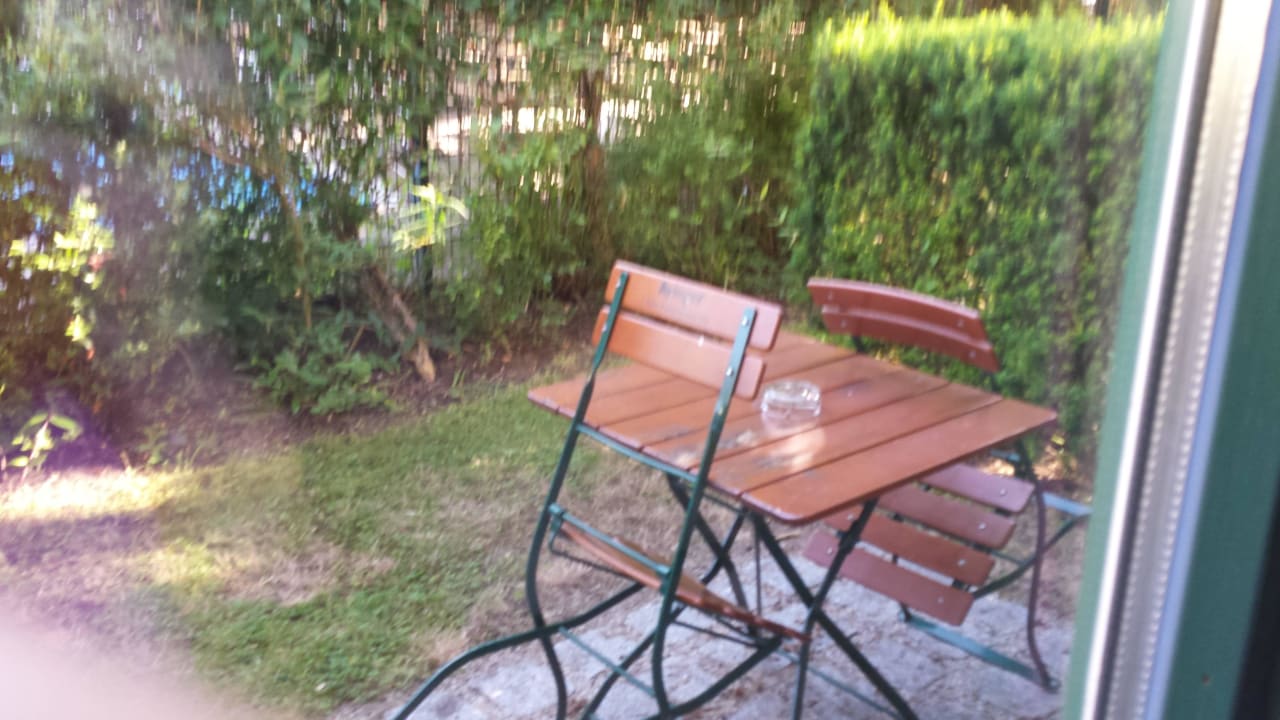 Kleine Terrasse vorm Zimmer. SportScheck Hotel