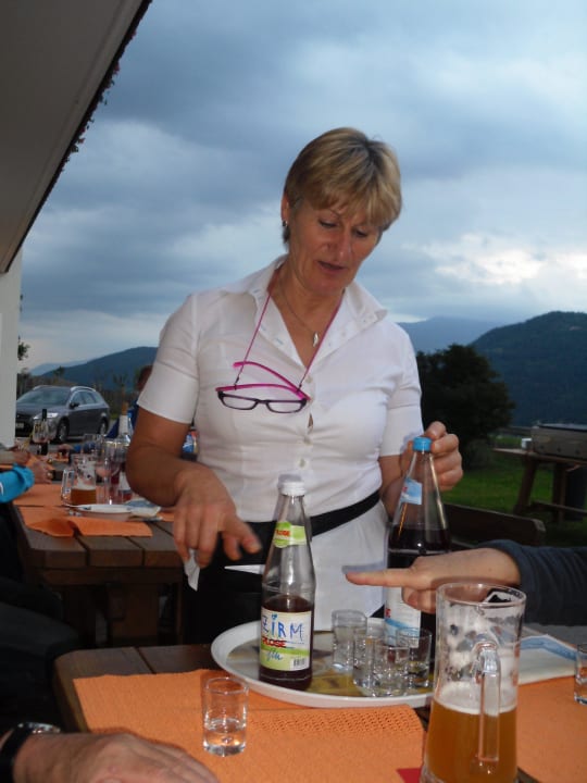 Frau Walli, jeden Abend um ihre Gäste bemüht Hotel-Chalet Pennhof