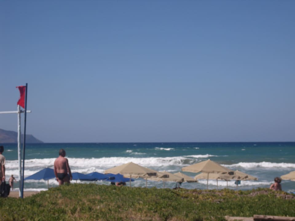 Wellen bei roter Flagge am Hotelstrand Orpheas Resort - Adults Only