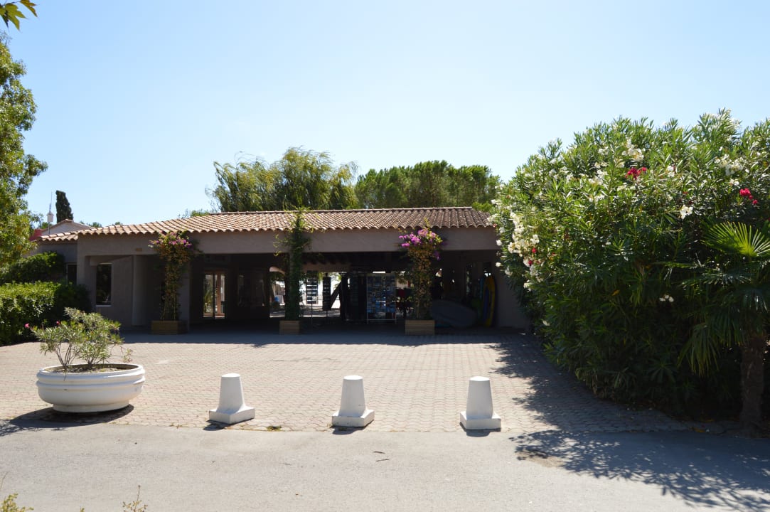 Zu den Geschäften und Strand Marina d'Erba Rossa