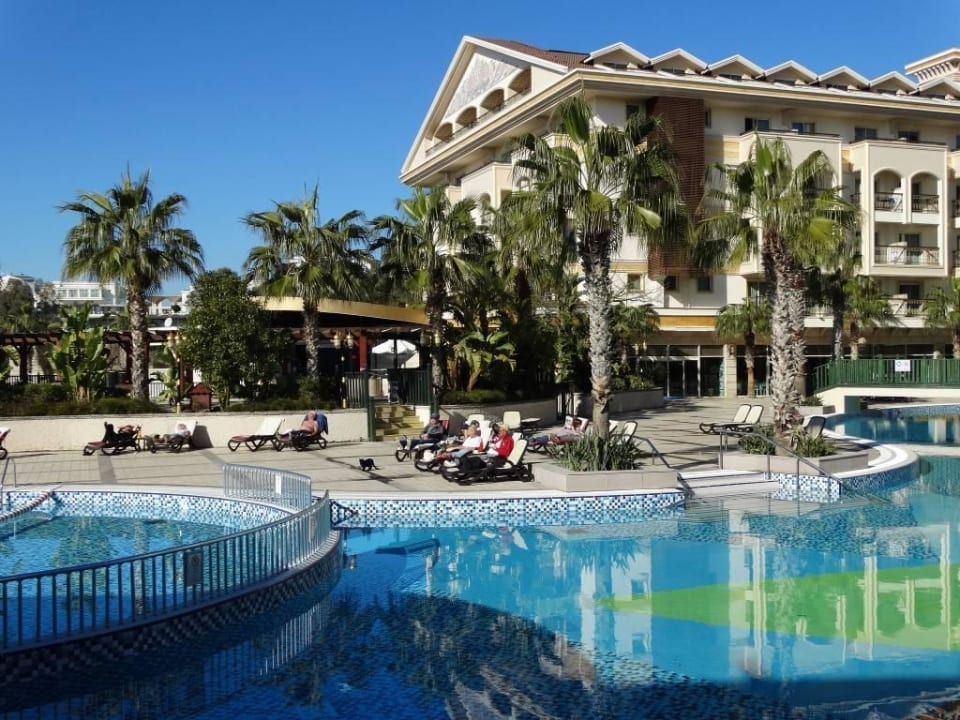 Pool im Winter Diamond Excellence Resort & Spa