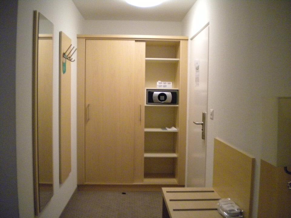 Schrank mit Safe Fred Hotel Zürich Hauptbahnhof