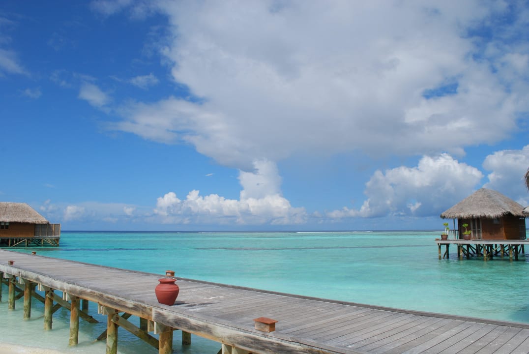 Links Jacuzzi-Wasservillen, rechts SPA Meeru Maldives Resort Island