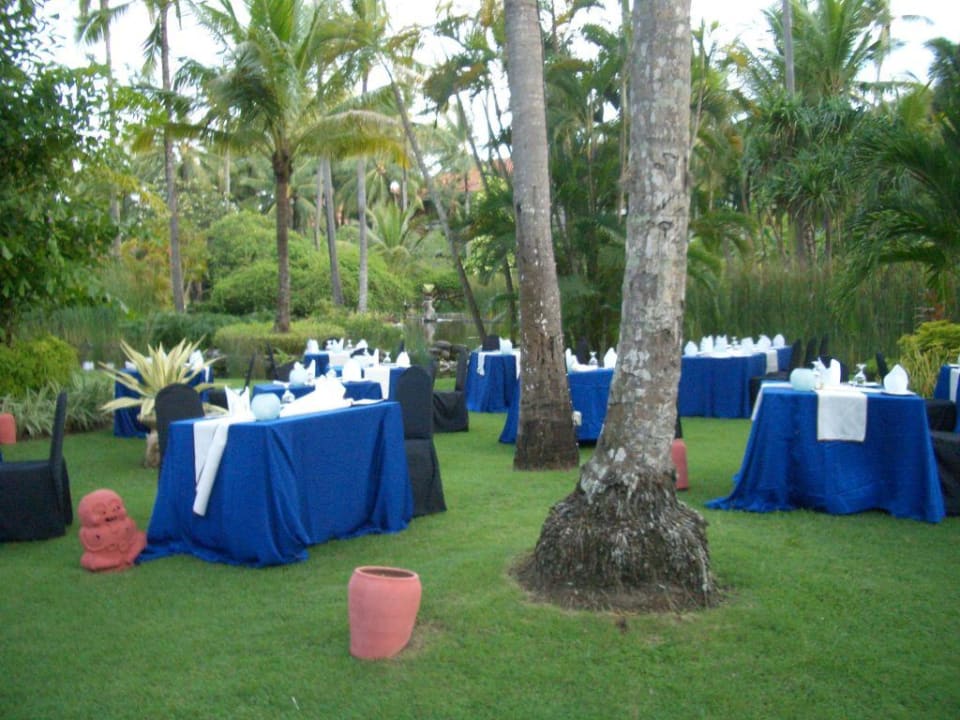 Abendessen in der Gartenanlage Paradisus by Melia Bali