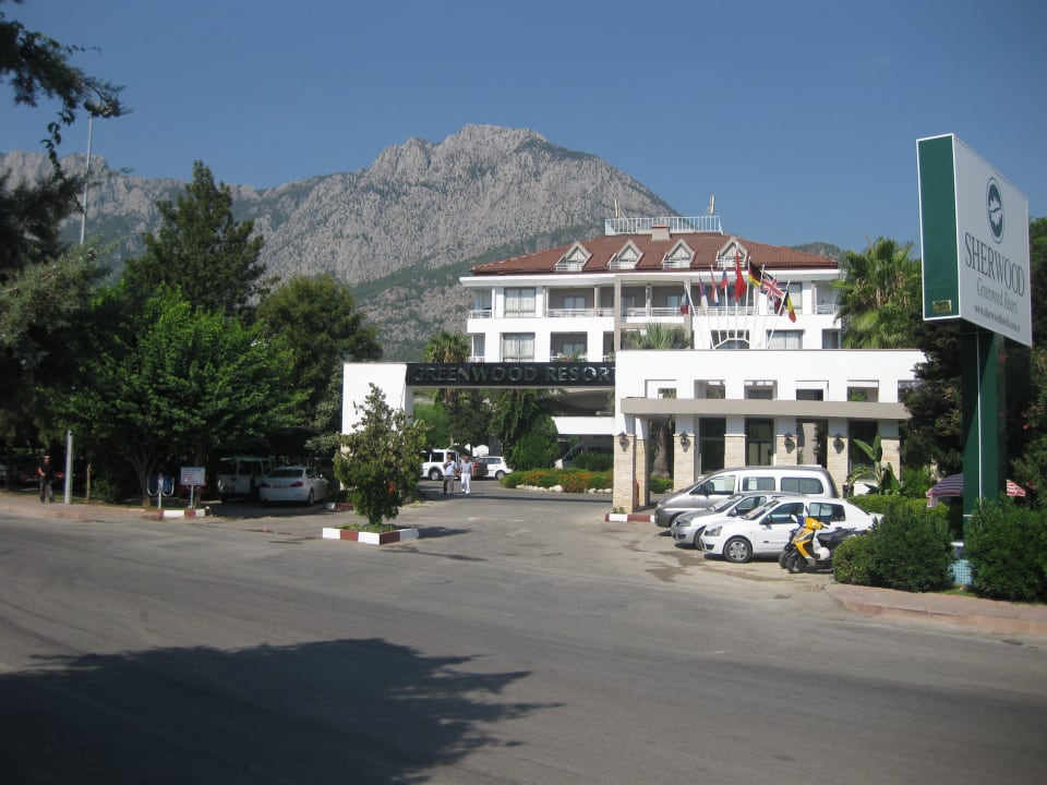 Blick von der Durchgangsstraße auf das Hotel Greenwood Kemer Resort